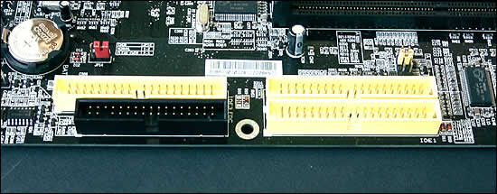 IDE- und Floppy-Anschlüsse