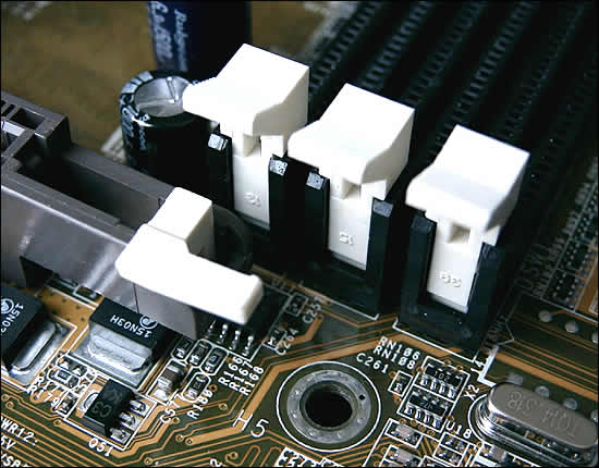 AGP- und DIMM-Slots