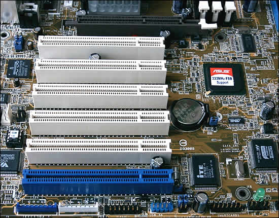 AGP- und PCI-Steckplätze
