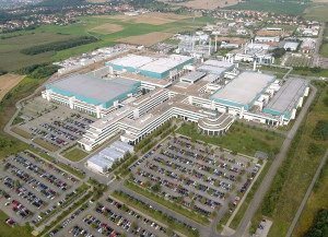 „GLOBALFOUNDRIES Dresden“ von Fensterblick. - Eigenes Werk. Lizenziert unter CC BY-SA 3.0 über Wikimedia Commons - https://commons.wikimedia.org/wiki/File:GLOBALFOUNDRIES_Dresden.jpg#/media/File:GLOBALFOUNDRIES_Dresden.jpg