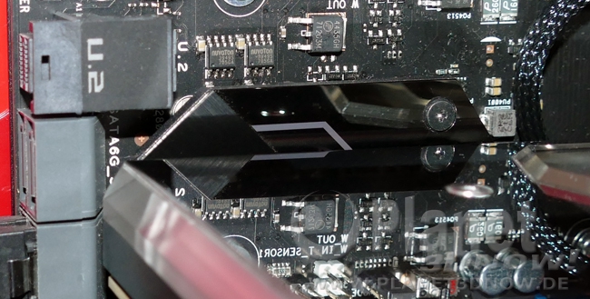 ASUS ROG Zenith Extreme: M.2-Steckplatz unter Chipsatzkühler