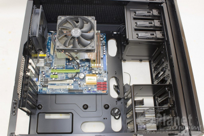 Corsair Carbide 330R: Mainboard eingebaut