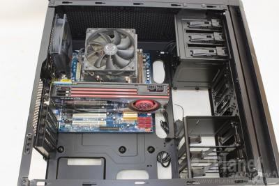 Corsair Carbide 330R: Mainboard + Grafikkarte eingebaut