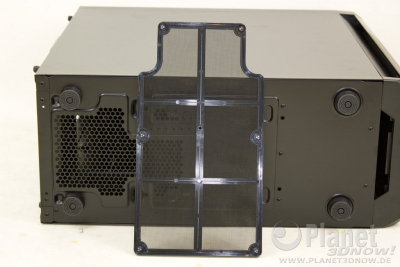 Corsair Carbide 330R: Boden mit Staubfilter