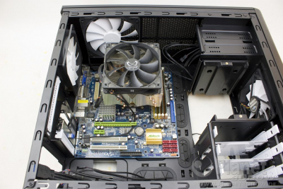 Fractal Design Arc Mini R2 - Mainboard montiert
