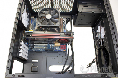 Fractal Design Core 3300 mit montiertem Mainboard und Grafikkarte