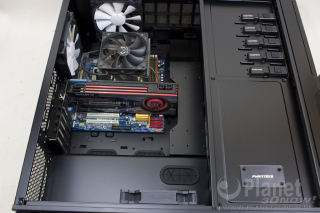 Phanteks Enthoo Primo: Mainboard und Grafikkarte eingebaut