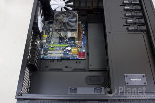 Phanteks Enthoo Primo: Mainboard eingebaut